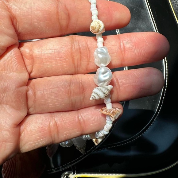 VINTAGE Dainty Beaded Shell Necklace-22"~ SO PRETTY! Boho Pendant Necklace - Picture 6 of 6